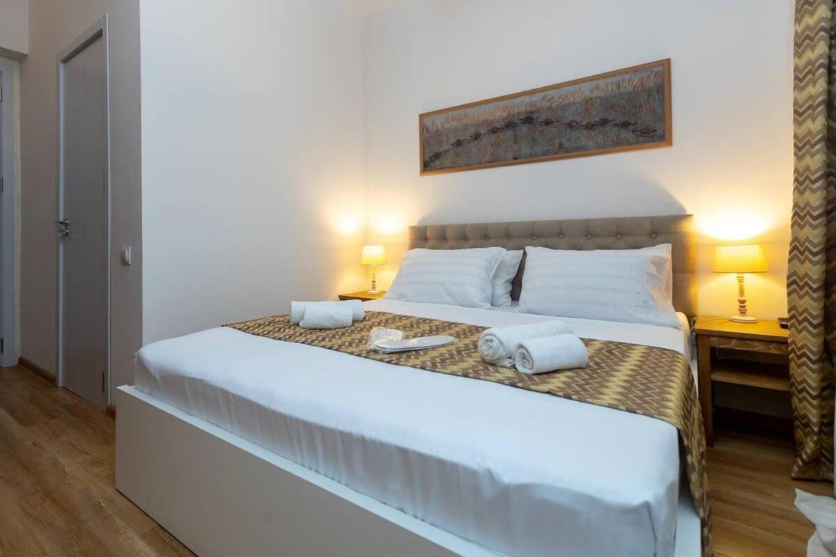 Wehost Liberty Square Apartments Tbilisi Bagian luar foto